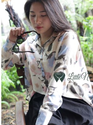 Alternative view of ÁO SƠ MI CROPTOP TAY DÀI, VẠT SAU PHÓNG KHOÁNG, HOẠ TIẾT HOA