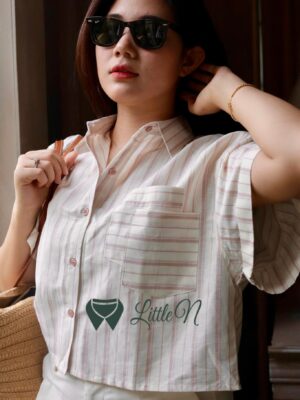 ÁO SƠ MI CROPTOP TAY NGẮN, PHỐI HAI TÚI MỘT BÊN, SỌC HỒNG