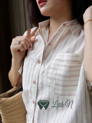 Alternative view of ÁO SƠ MI CROPTOP TAY NGẮN, PHỐI HAI TÚI MỘT BÊN, SỌC HỒNG