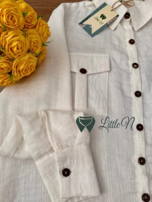 ÁO SƠ MI TAY DÀI, TÚI KIỂU CÓ NẮP HAI BÊN, VẠT SAU DÀI HƠN VẠT TRƯỚC