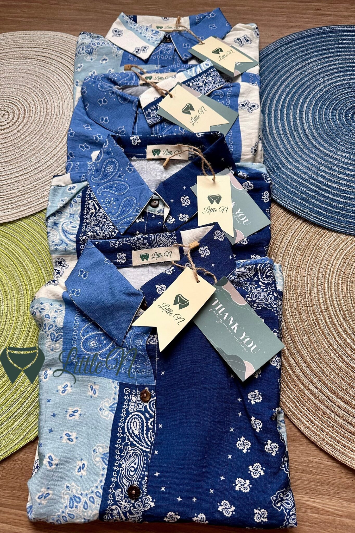 ÁO SƠ MI CROPTOP TAY DÀI, TÚI RƠI, HOẠ TIẾT LẬP THỂ XANH BIỂN VÀ KEM TRẮNG