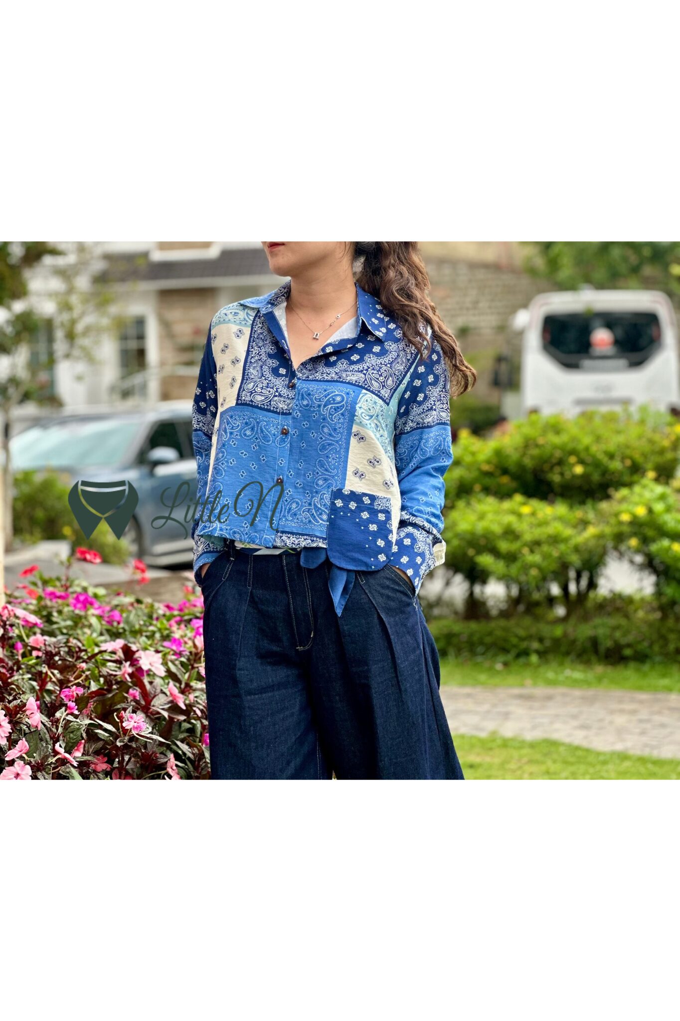 ÁO SƠ MI CROPTOP TAY DÀI, TÚI RƠI, HOẠ TIẾT LẬP THỂ XANH BIỂN VÀ KEM TRẮNG - Ảnh 3