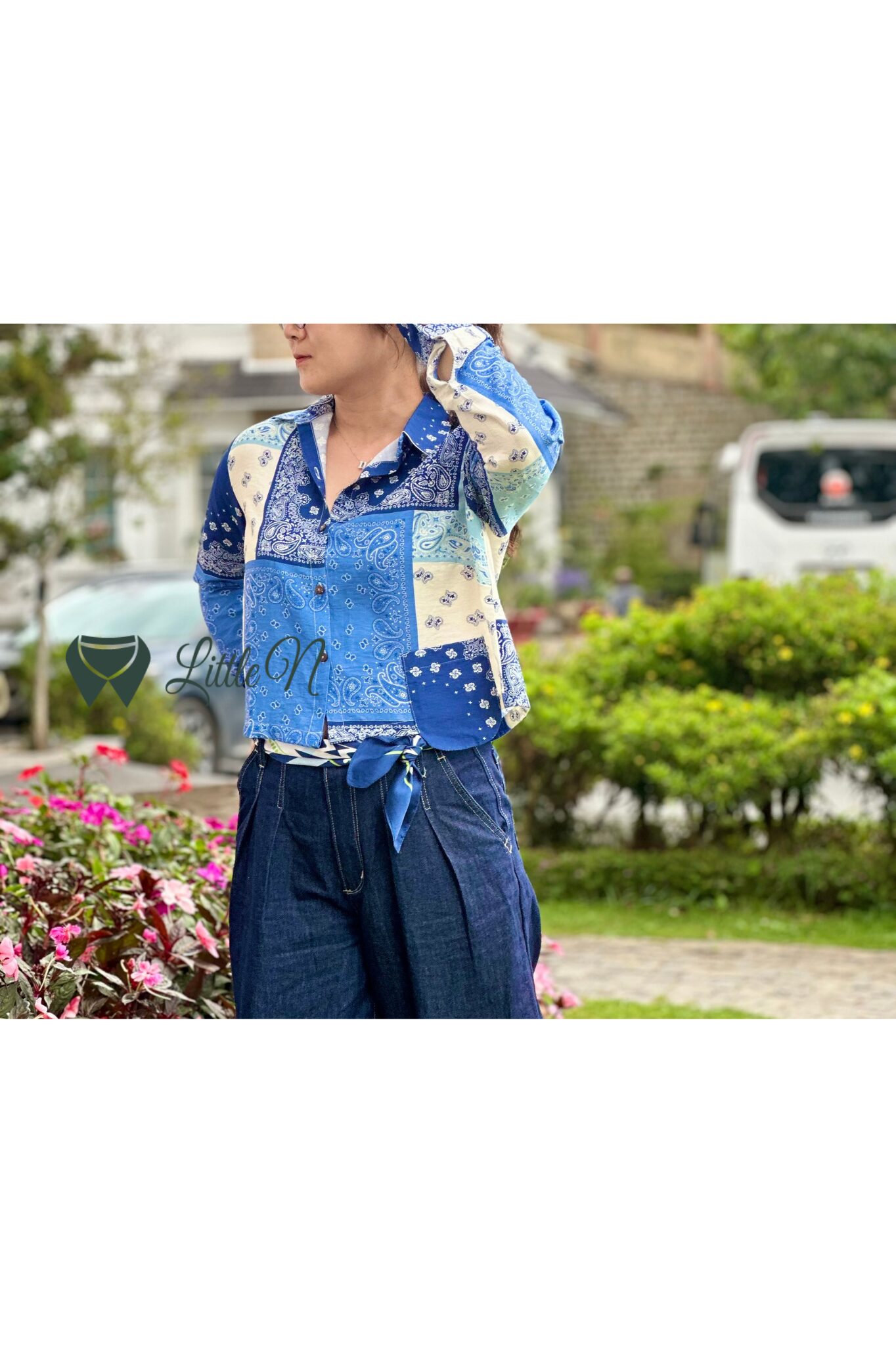ÁO SƠ MI CROPTOP TAY DÀI, TÚI RƠI, HOẠ TIẾT LẬP THỂ XANH BIỂN VÀ KEM TRẮNG - Ảnh 5