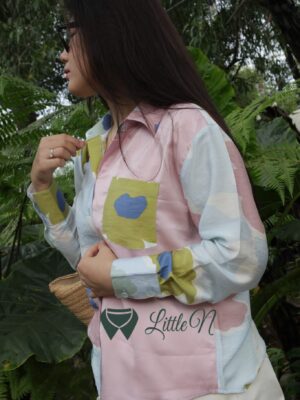 ÁO SƠ MI PHỐI MÀU HỒNG RUỐC VÀ HOẠ TIẾT, TAY DÀI, CỔ HOA VĂN, VẠT SAU DÀI HƠN VẠT TRƯỚC