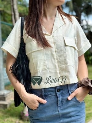 Alternative view of ÁO SƠ MI CROPTOP, TAY NGẮN, PHỐI HAI TÚI HAI BÊN CÓ NẮP, MÀU KEM