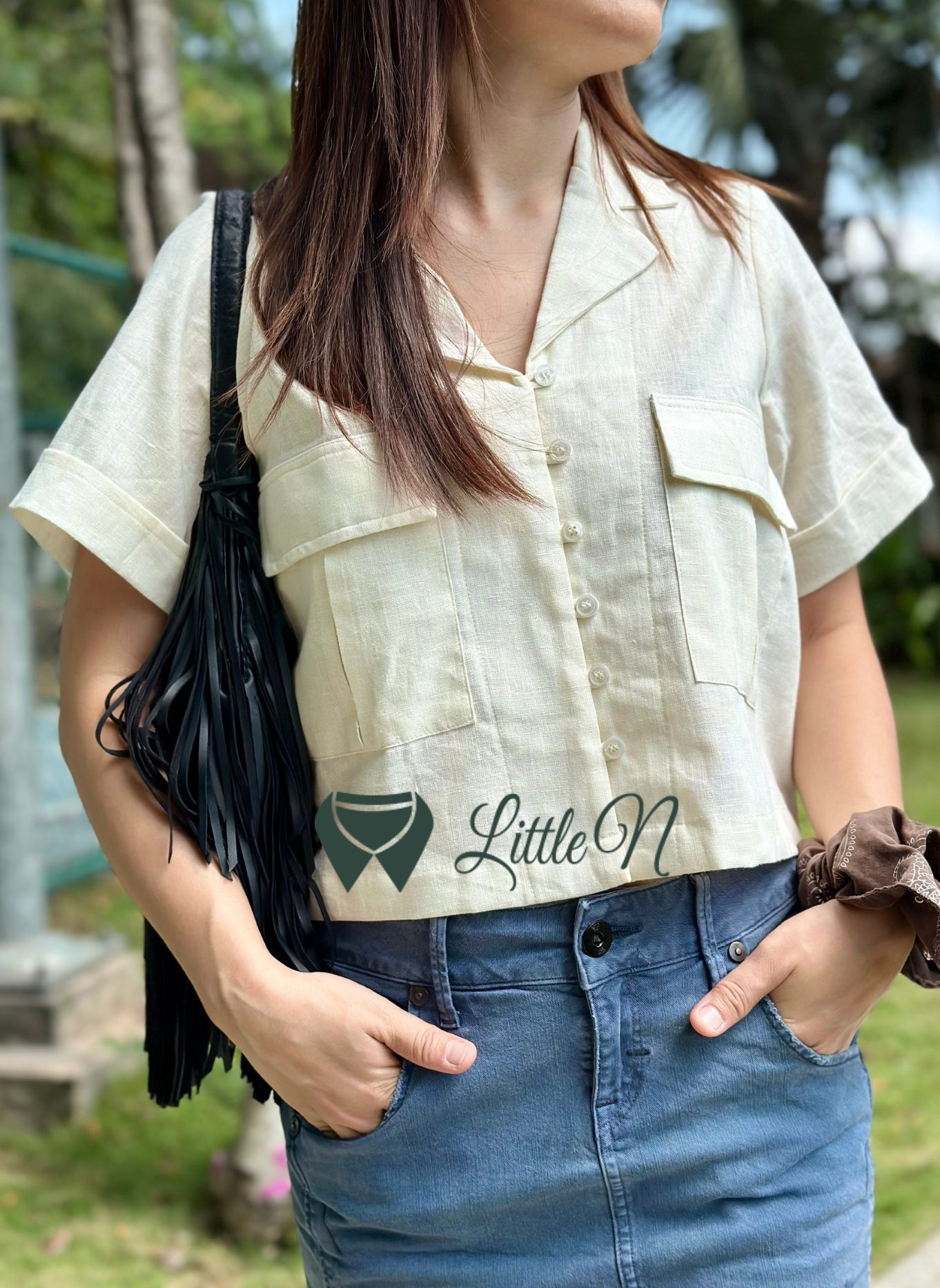 ÁO SƠ MI CROPTOP, TAY NGẮN, PHỐI HAI TÚI HAI BÊN CÓ NẮP, MÀU KEM - Ảnh 2