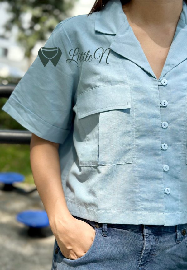 ÁO SƠ MI CROPTOP, TAY NGẮN, PHỐI HAI TÚI HAI BÊN CÓ NẮP, MÀU XANH BIỂN