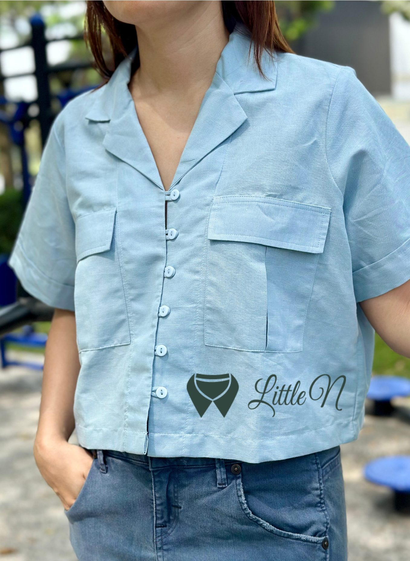 ÁO SƠ MI CROPTOP, TAY NGẮN, PHỐI HAI TÚI HAI BÊN CÓ NẮP, MÀU XANH BIỂN - Ảnh 6