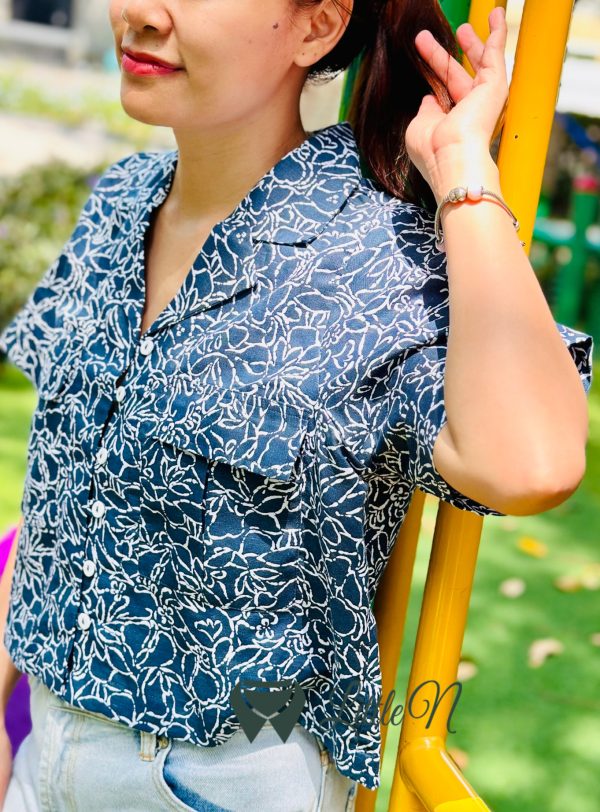 ÁO SƠ MI CROPTOP, TAY NGẮN, PHỐI HAI TÚI HAI BÊN CÓ NẮP, HOA TRẮNG, NỀN XANH DƯƠNG