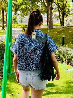 Alternative view of ÁO SƠ MI CROPTOP, TAY NGẮN, PHỐI HAI TÚI HAI BÊN CÓ NẮP, HOA TRẮNG, NỀN XANH DƯƠNG
