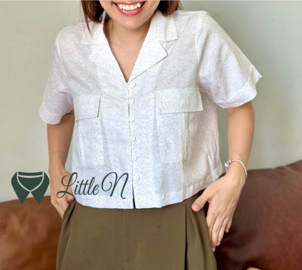 ÁO SƠ MI CROPTOP, TAY NGẮN, PHỐI HAI TÚI HAI BÊN CÓ NẮP, HOA NÂU, NỀN KEM