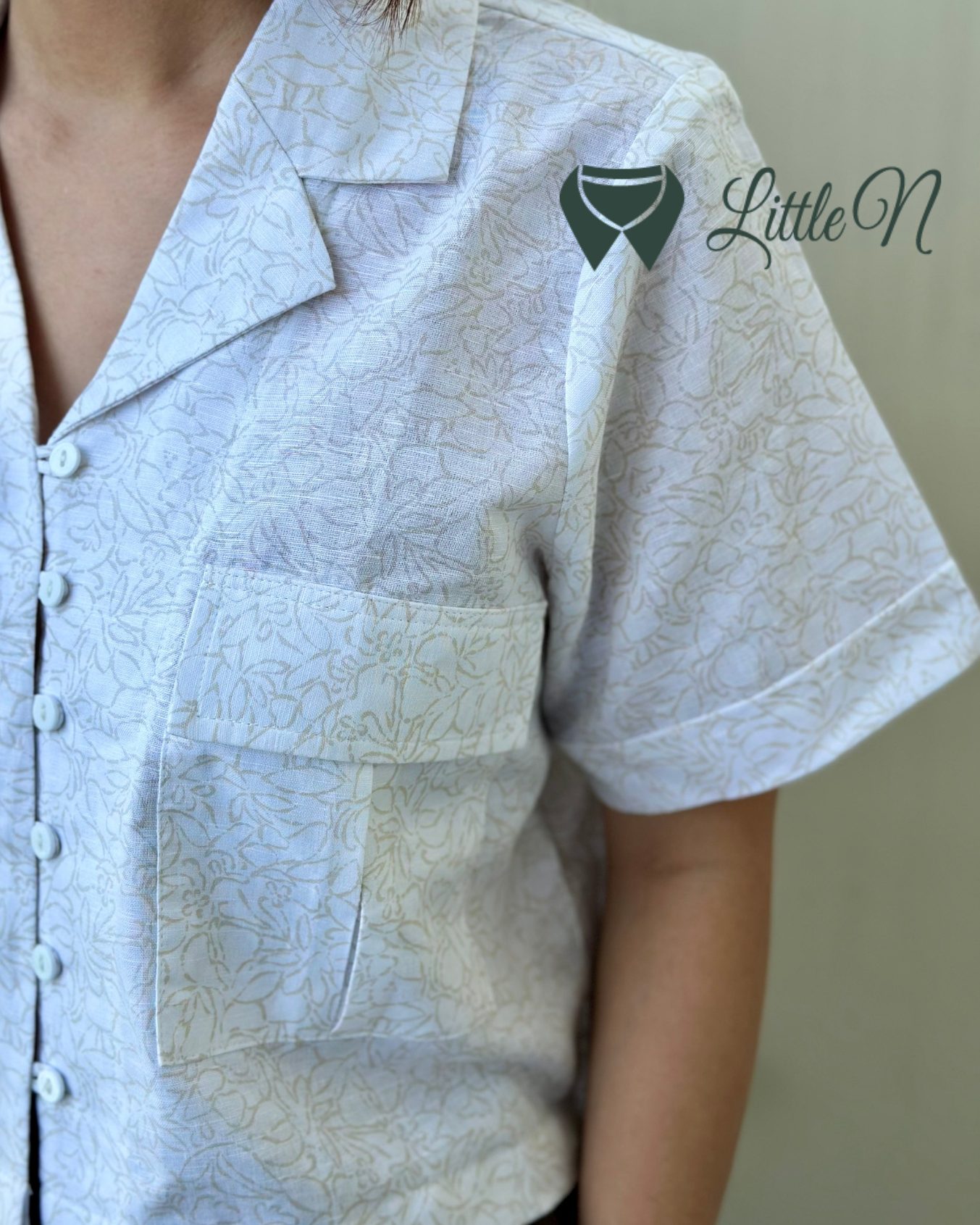 ÁO SƠ MI CROPTOP, TAY NGẮN, PHỐI HAI TÚI HAI BÊN CÓ NẮP, HOA NÂU, NỀN KEM - Ảnh 5