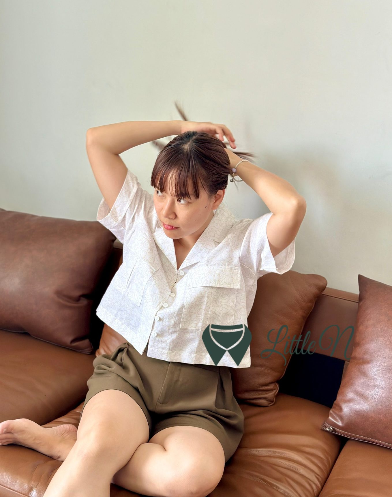 ÁO SƠ MI CROPTOP, TAY NGẮN, PHỐI HAI TÚI HAI BÊN CÓ NẮP, HOA NÂU, NỀN KEM - Ảnh 3