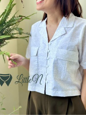Alternative view of ÁO SƠ MI CROPTOP, TAY NGẮN, PHỐI HAI TÚI HAI BÊN CÓ NẮP, HOA NÂU, NỀN KEM