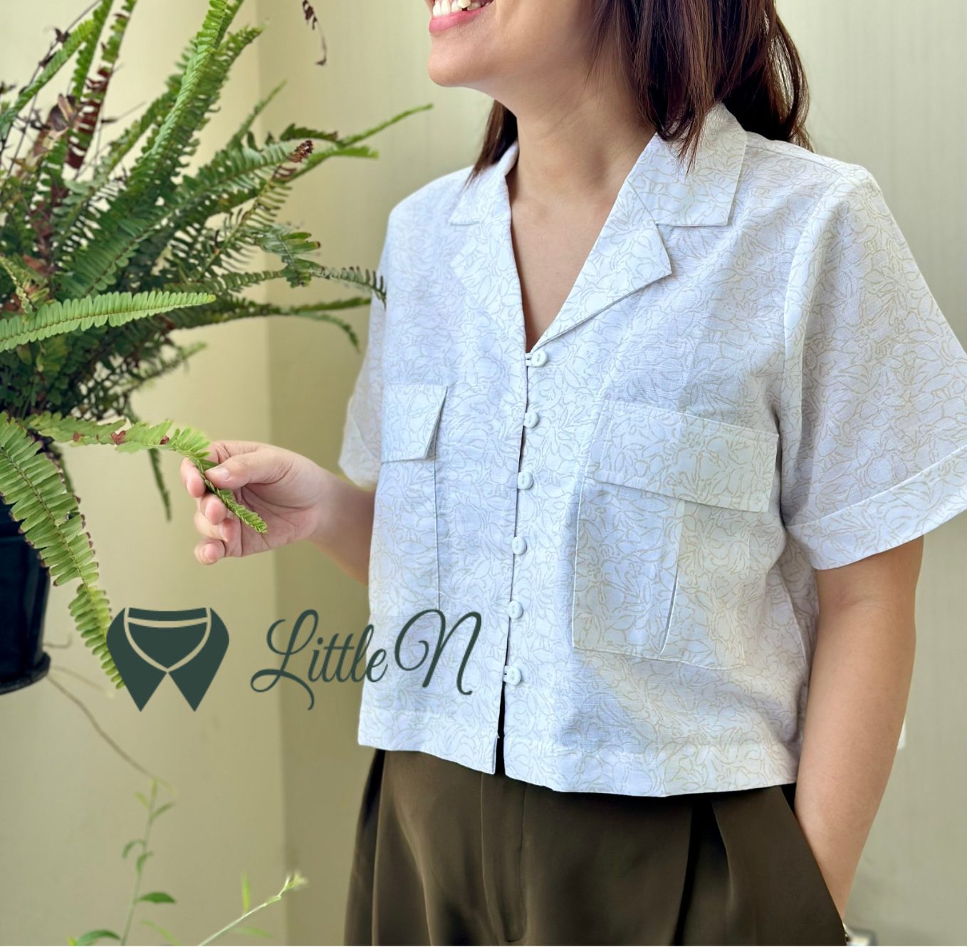 ÁO SƠ MI CROPTOP, TAY NGẮN, PHỐI HAI TÚI HAI BÊN CÓ NẮP, HOA NÂU, NỀN KEM - Ảnh 2