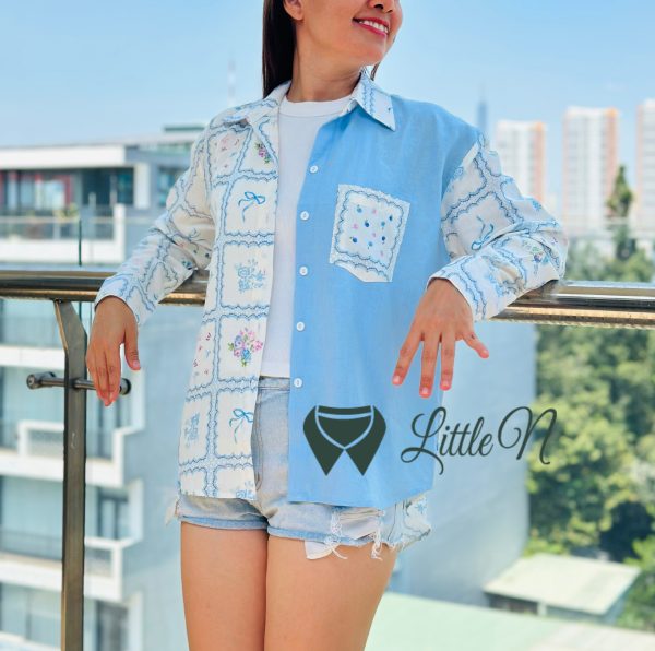 ÁO SƠ MI PHỐI MÀU VÀ HOẠ TIẾT, TAY DÀI, CỔ HOA VĂN, VẠT SAU DÀI HƠN VẠT TRƯỚC