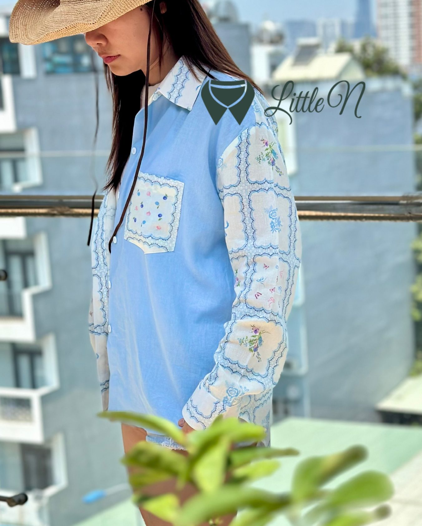 ÁO SƠ MI PHỐI MÀU VÀ HOẠ TIẾT, TAY DÀI, CỔ HOA VĂN, VẠT SAU DÀI HƠN VẠT TRƯỚC - Ảnh 3